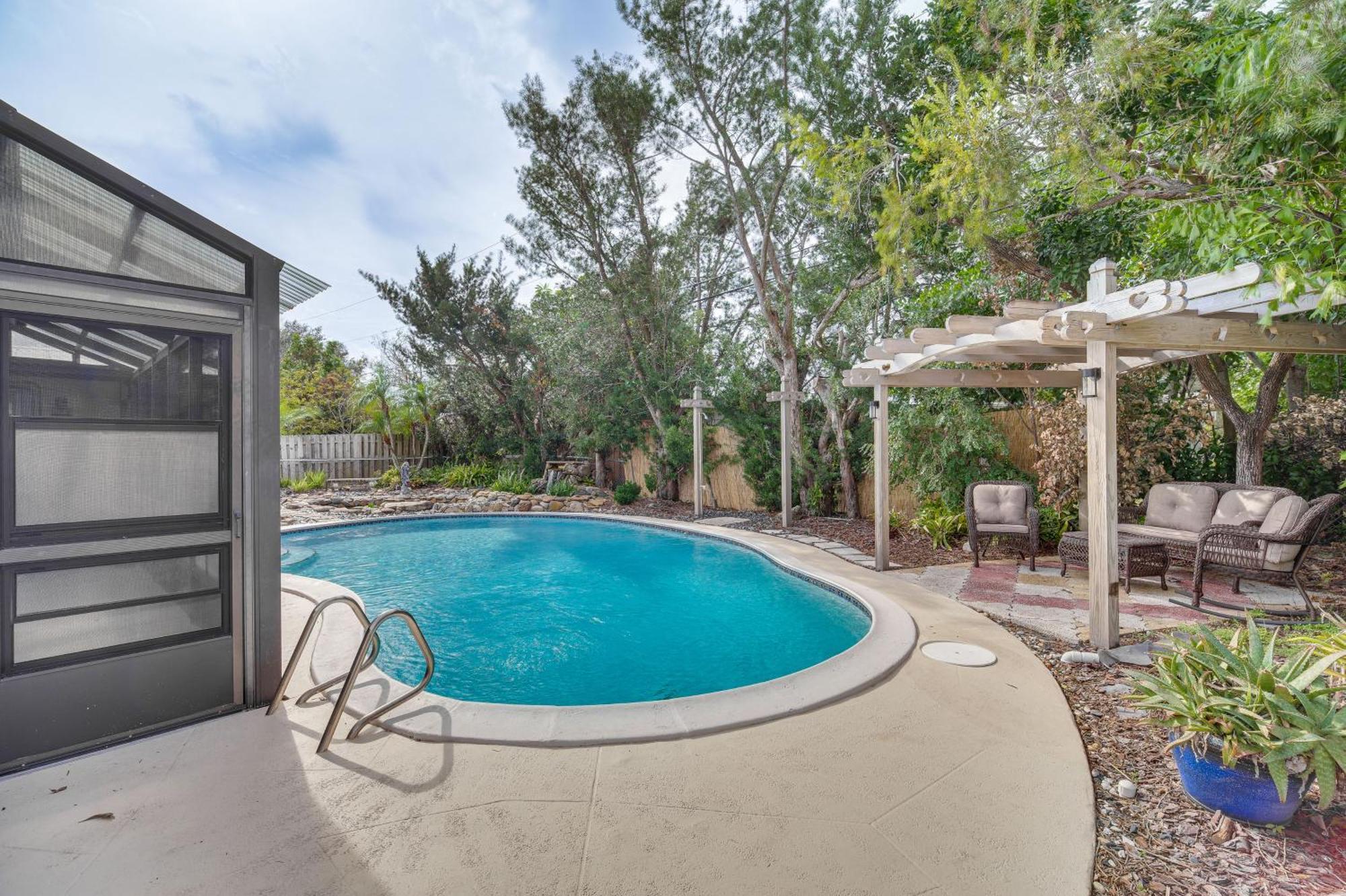 Centrally Located Merritt Island Home Pool, Porch Exterior foto