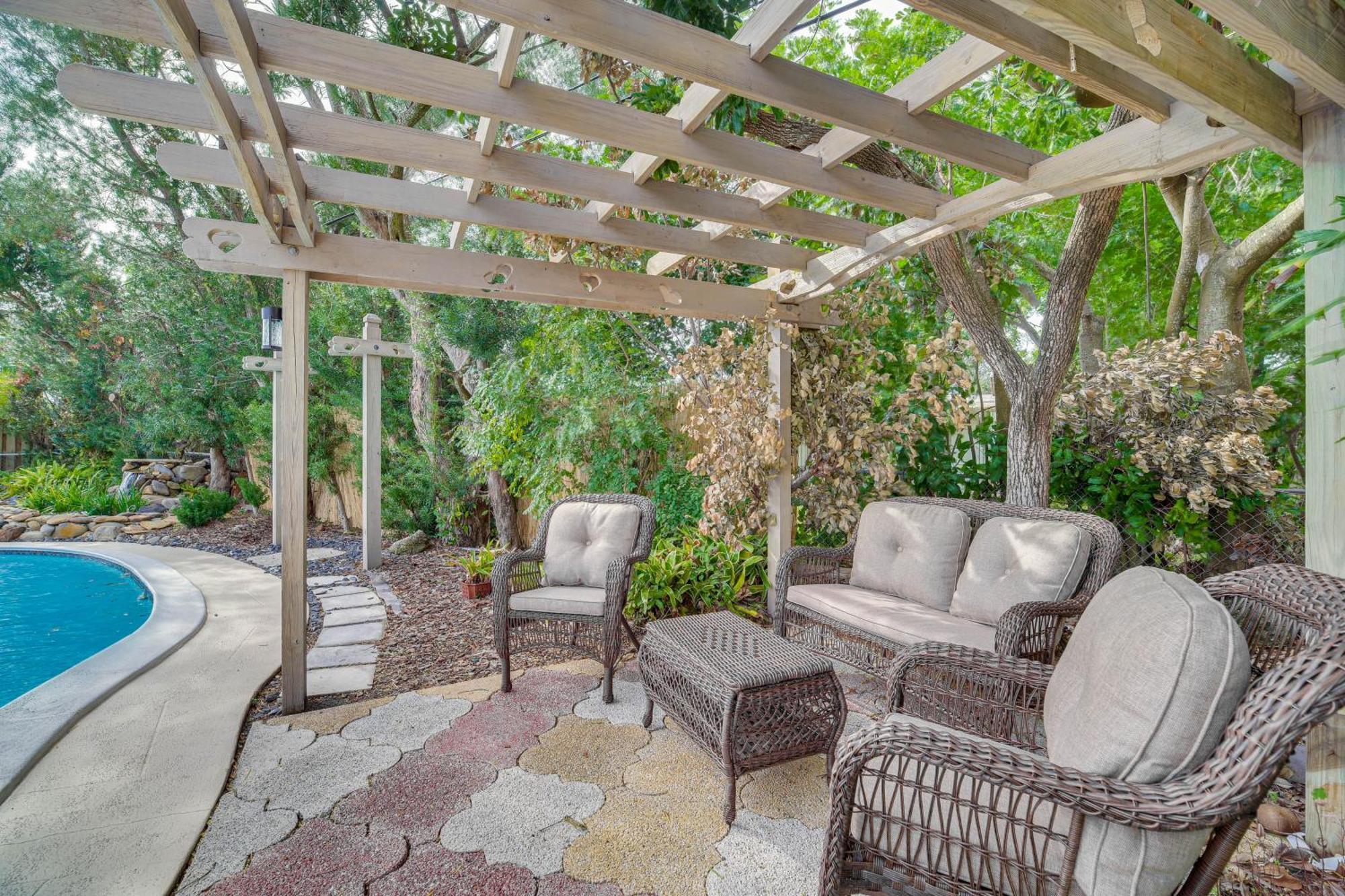 Centrally Located Merritt Island Home Pool, Porch Exterior foto