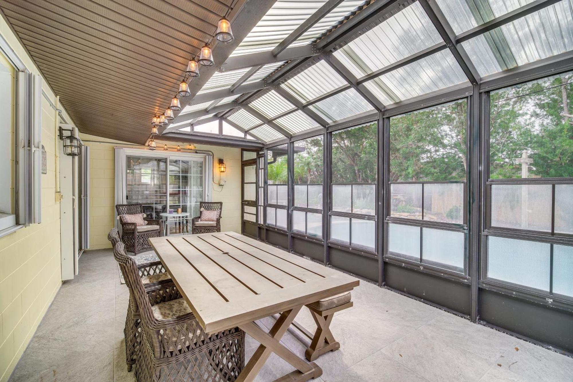 Centrally Located Merritt Island Home Pool, Porch Exterior foto