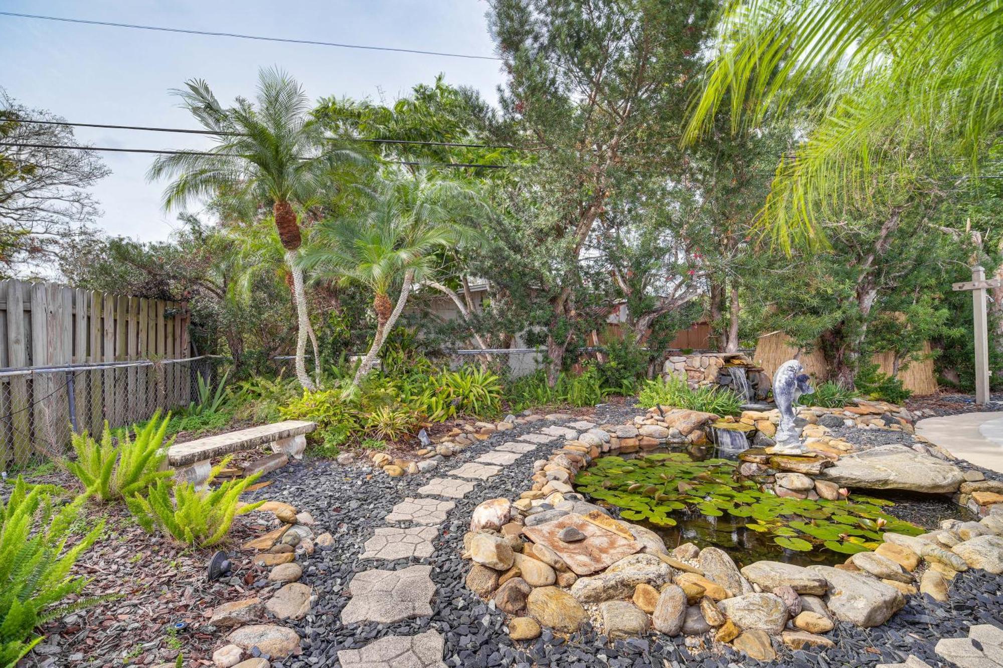 Centrally Located Merritt Island Home Pool, Porch Exterior foto